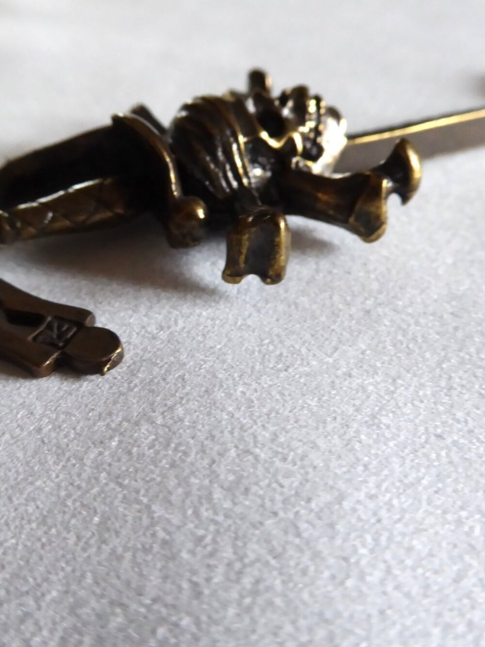 NEW VINTAGE DISNEY MAGIC KEY COLLECTION PIRATES CARIBBEAN METAL SKELETON KEY - Picture 15 of 15